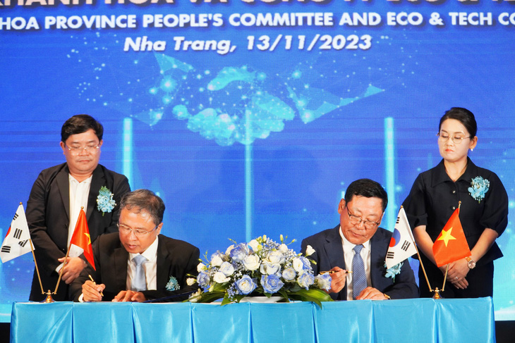 Lễ ký kết biên bản ghi nhớ giữa tỉnh Khánh Hòa và Công ty Eco & Tech xây dựng khu nuôi linh trưởng phục vụ nghiên cứu khoa học - Ảnh: TRẦN HOÀI