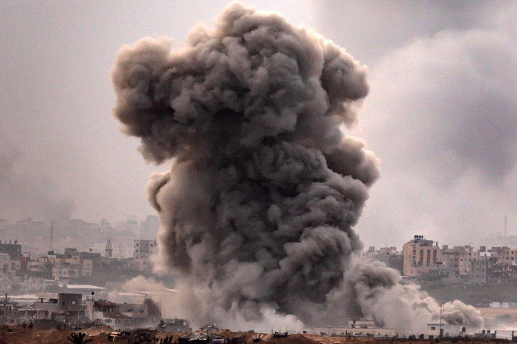 Ảnh chụp ngày 12-11 từ một vị trí dọc biên giới với Dải Gaza ở miền nam Israel cho thấy khói bốc lên trong cuộc tấn công của Israel vào dải đất này - Ảnh: AFP