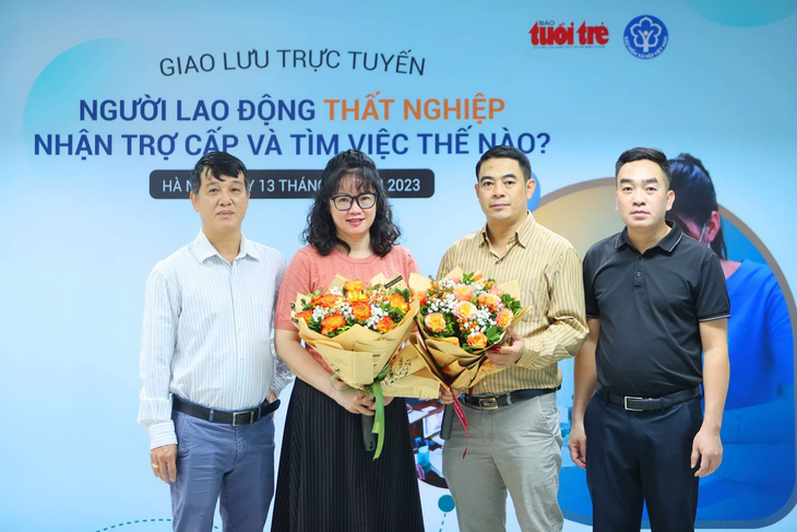 Ông Trần Tuấn Tú và bà Dương Thị Minh Châu (giữa) tại chương trình giao lưu trực tuyến sáng 13-11 - Ảnh: NGUYỄN KHÁNH