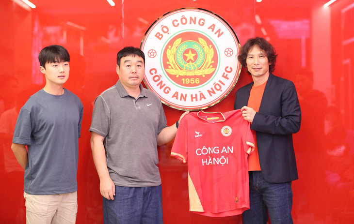 HLV Gong Oh Kyun (phải) cùng hai trợ lý nhận việc tại CLB Công An Hà Nội - Ảnh: H.TÙNG