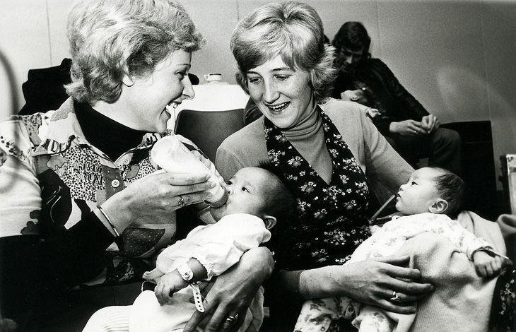 Jonathan Arjen Ijff (bên phải) được mẹ nuôi ẵm trên chuyến bay đến Hà Lan 48 năm trước - Ảnh: NVCC