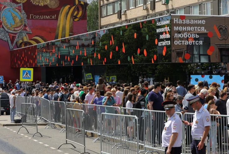 Nhiều người xếp hàng tại chuỗi Vkusno i Tochka vào tháng 6-2022 - Ảnh: REUTERS