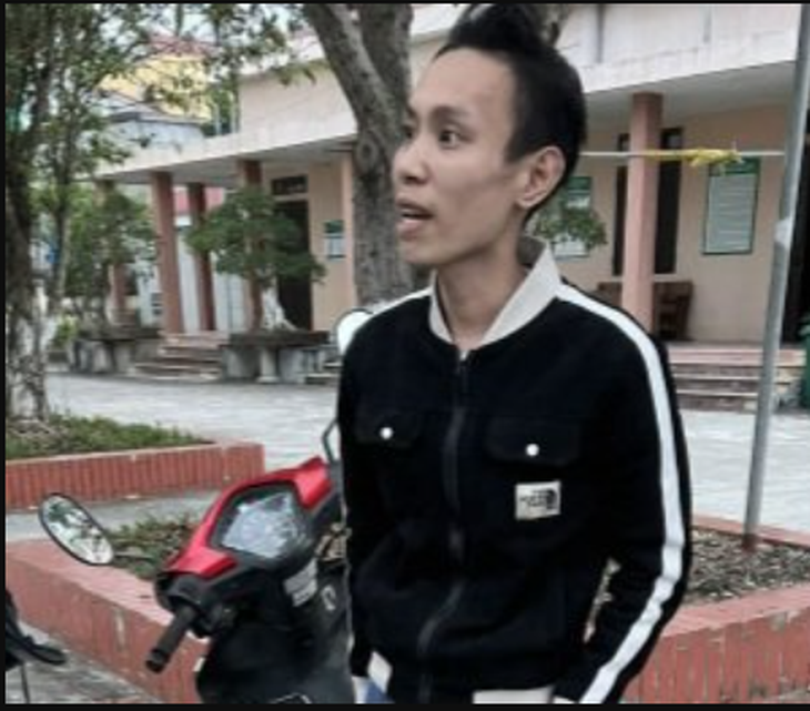 Nghi phạm Phạm Văn Duy cùng chiếc xe máy sử dụng để cướp điện thoại của nữ nạn nhân tại huyện Đông Hưng, tỉnh Thái Bình - Ảnh: T.PHƯỢNG