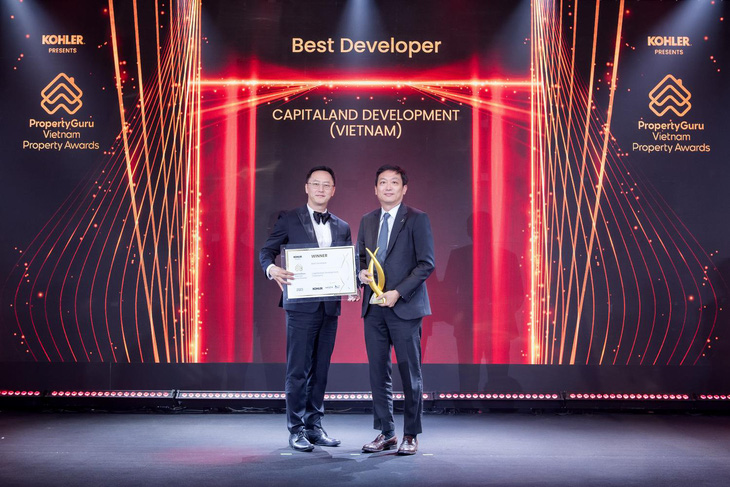 Ông Ronald Tay (bên phải), Tổng Giám đốc của CapitaLand Development (Việt Nam), nhận giải thưởng &quot;Nhà phát triển bất động sản xuất sắc&quot; tại giải thưởng bất động sản Việt Nam PropertyGuru 2023