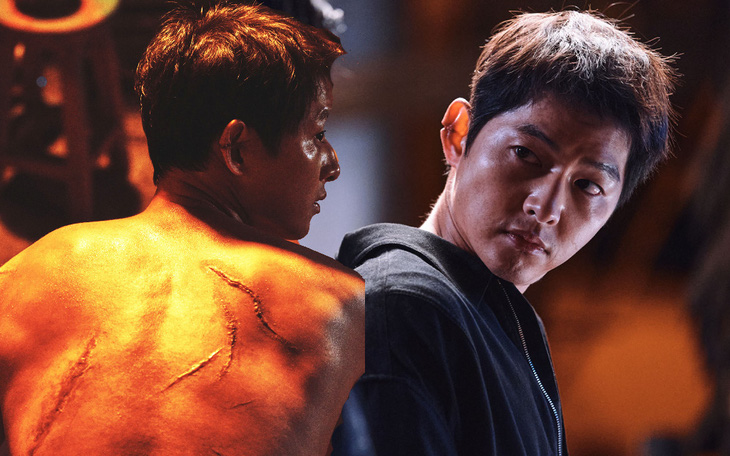 Song Joong Ki lộ tấm lưng chằng chịt sẹo trong phim điện ảnh không cát sê