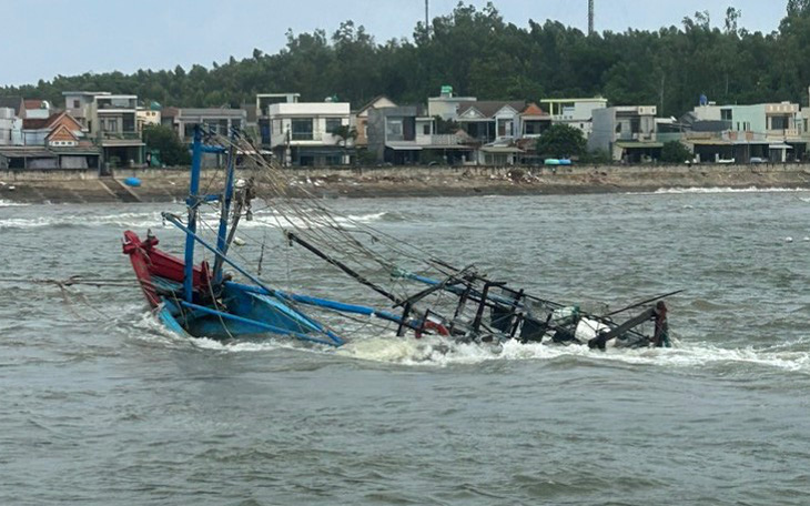 Tàu cá bị sóng đánh chìm, 5 ngư dân thoát chết