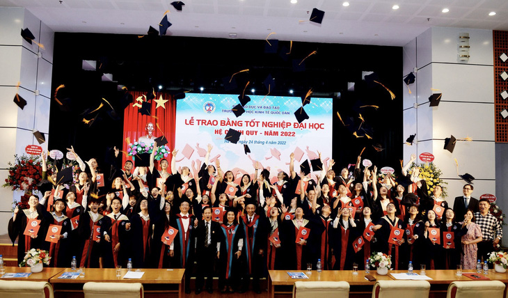 Sinh viên Trường đại học Kinh tế Quốc dân tốt nghiệp năm 2022 - Ảnh: NEU