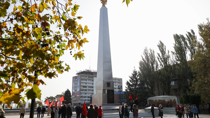Một tượng đài mới được khánh thành ở thành phố Melitopol hiện do Nga kiểm soát - Ảnh: TASS