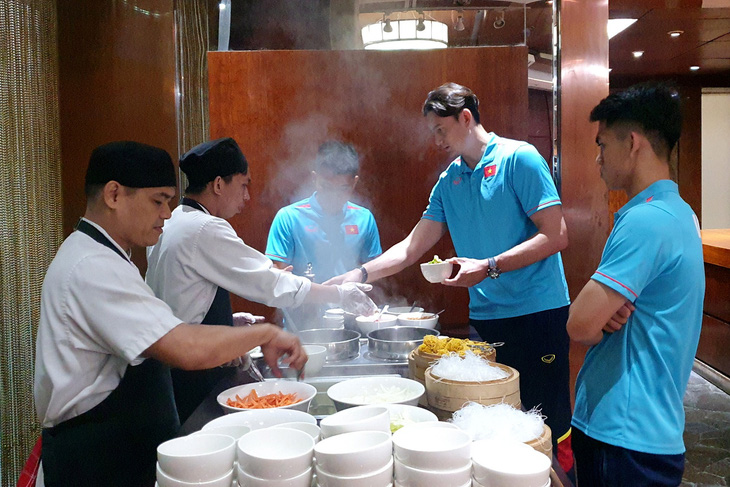 Toàn đội dùng bữa trưa tại Manila và tranh thủ nghỉ ngơi sau hành trình dài - Ảnh: VFF