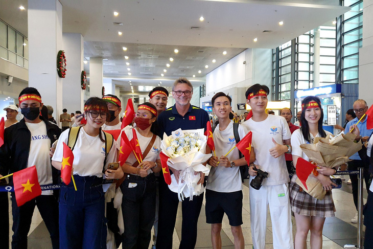 Thầy trò HLV Philippe Troussier được nhóm CĐV Việt Nam chào đón tại Manila, Philippines - Ảnh: VFF