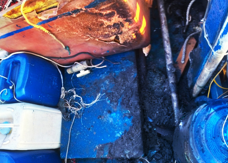 Nhiều vật dụng trên tàu cá bị cháy sém do bị tấn công bất ngờ - Ảnh: Người dân cung cấp