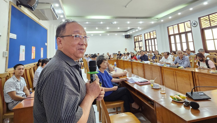 Tiến sĩ Dư Phước Tân đề xuất vận dụng nghị quyết 98 để giải quyết nhà ven, trên kênh rạch tại TP.HCM - Ảnh: ÁI NHÂN