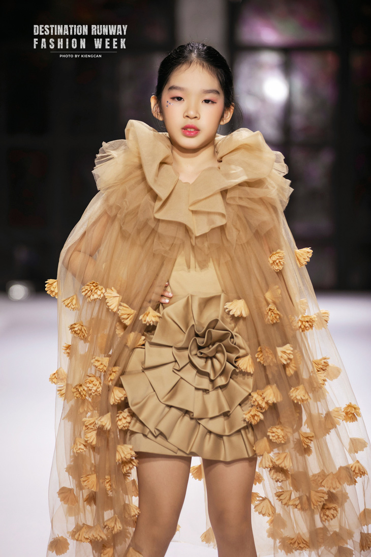 Mở màn cho ngày cuối là bộ sưu tập “Following the Sun” - Nắng hoàng hôn của nhà thiết kế Thảo Nguyễn