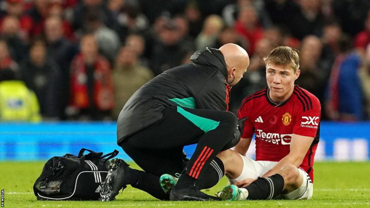 Hojlund được điều trị chấn thương trong chiến thắng của Manchester United trước Luton Town vào cuối tuần qua - Ảnh: Getty