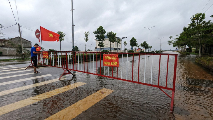 Trong ngày 14-11 tại Huế có mưa to ở phía núi. Một số tuyến đường thấp trũng tại huyện Quảng Điền có bị ngập nước - Ảnh: NHẬT LINH
