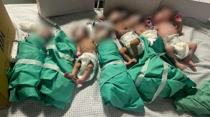 Trẻ sơ sinh được đặt trên giường sau khi đưa ra khỏi lồng ấp tại Bệnh viện Al-Shifa ở Gaza khi nguồn cung cấp oxy cho phòng sơ sinh cạn kiệt vào ngày 12-11 - Ảnh: REUTERS