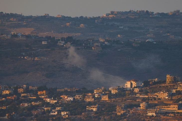 Khói bốc lên ở khu vực biên giới Israel - Lebanon ở miền bắc Israel, ngày 13-11 - Ảnh: REUTERS