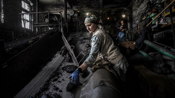 Phụ nữ Ukraine bắt đầu thay nam giới trong những công việc nặng nhọc như nhà máy công nghiệp nặng, hầm mỏ... - Ảnh: NEW YORK TIMES