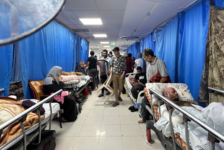 Bệnh nhân và nhiều người dân tránh trú bom đạn của Israel bên trong bệnh viện Al-Shifa ngày 10-11 - Ảnh: AFP