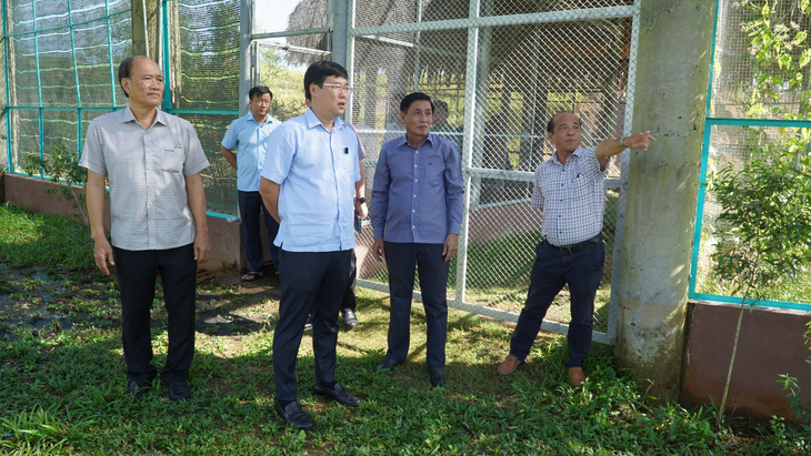 Ông Lê Quốc Phong - bí thư Tỉnh ủy Đồng Tháp (thứ 2 từ trái) - khảo sát khu vực chuồng nuôi sếu đầu đỏ tại Vườn quốc gia Tràm Chim - Ảnh: TỐNG DOANH
