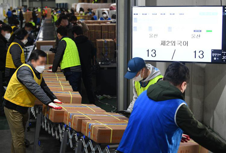 Các nhân viên chuẩn bị các gói đề thi và đáp án cho kỳ thi CSAT tại một nhà máy in ở Sejong, cách Seoul 112km về phía nam ngày 13-11 để vận chuyển đến 84 khu vực thi trên toàn quốc - Ảnh: THE KOREA TIMES
