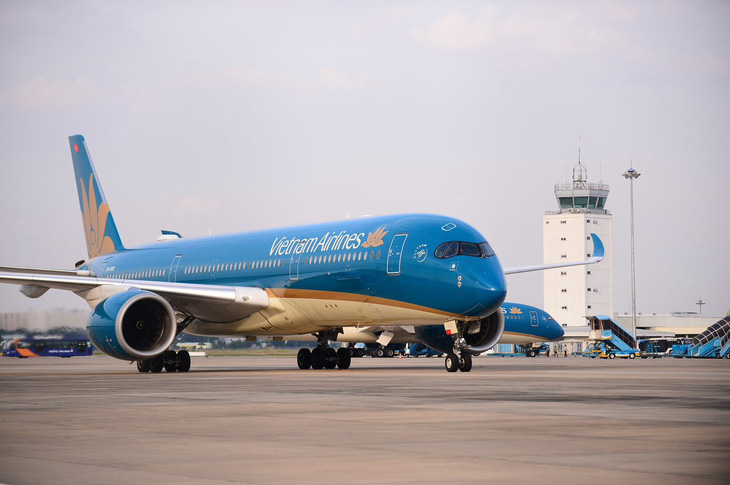 Máy bay Vietnam Airlines hoạt động tại sân bay Tân Sơn Nhất - Ảnh: QUANG ĐỊNH