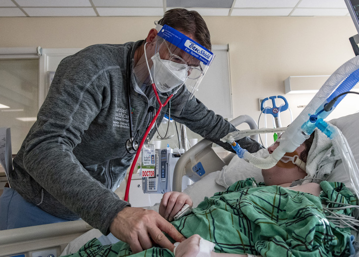 Bác sĩ thăm khám bệnh nhân COVID-19 đang điều trị tích cực tại Bệnh viện Hartford (bang Connecticut, Mỹ) hồi tháng 1-2022 - Ảnh: AFP