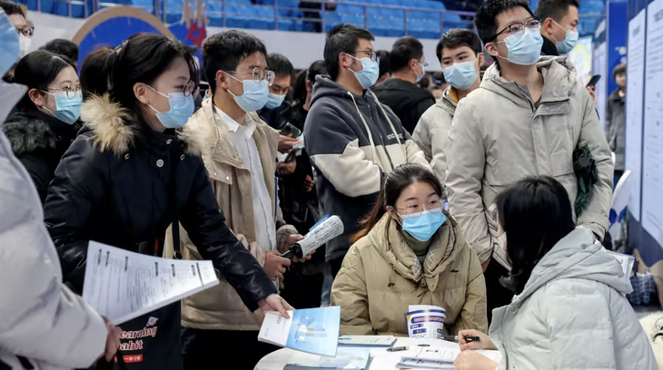 Người trẻ Trung Quốc đang tìm việc tại gian hàng của nhà tuyển dụng tại hội chợ việc làm ở Vũ Hán vào ngày 2-9-2023 - Ảnh: REUTERS