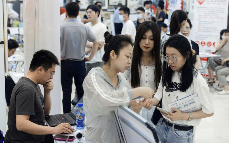 Thất nghiệp cao, sinh viên Trung Quốc phải tìm việc ít cần bằng cấp