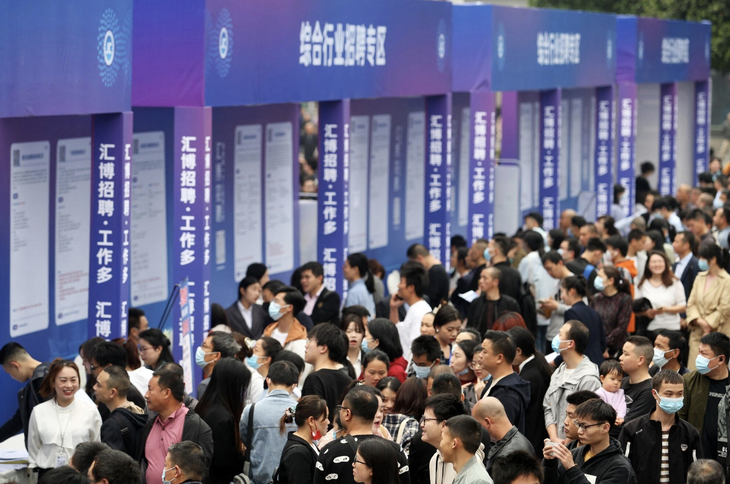 Đông đảo người trẻ tìm việc tại hội chợ việc làm ở Trùng Khánh (Trung Quốc) diễn ra vào tháng 4-2023 - Ảnh: AFP