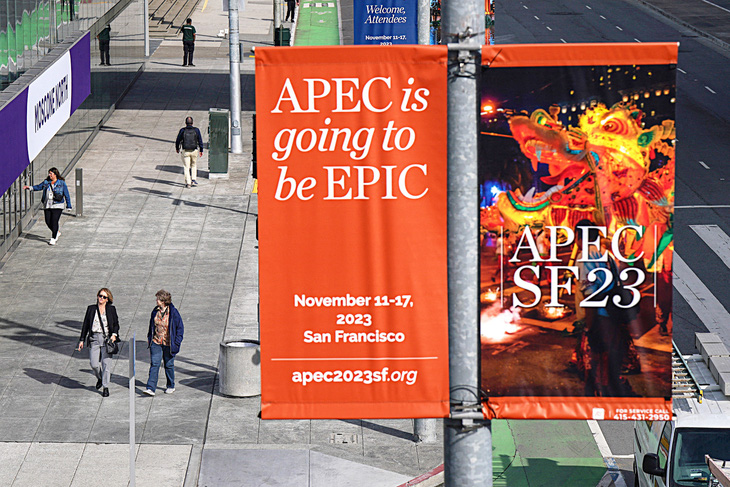 Đường phố San Francisco được trang trí trước Tuần lễ cấp cao APEC 2023 - Ảnh: AFP