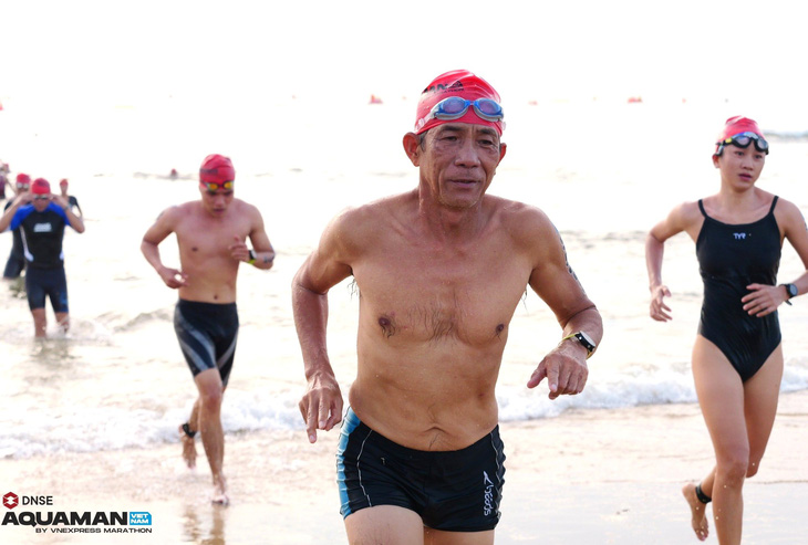 Ông Dương Thế Hùng tham dự cự ly bơi 2km trong cuộc thi Aquaman 2023 - Ảnh: NVCC