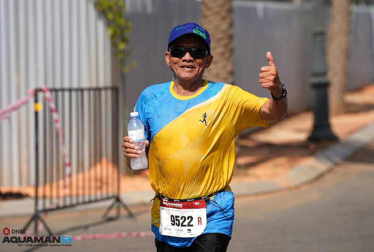 Ông Phạm Quốc Lương (71 tuổi) tham dự cự ly chạy 21km - Ảnh: NVCC