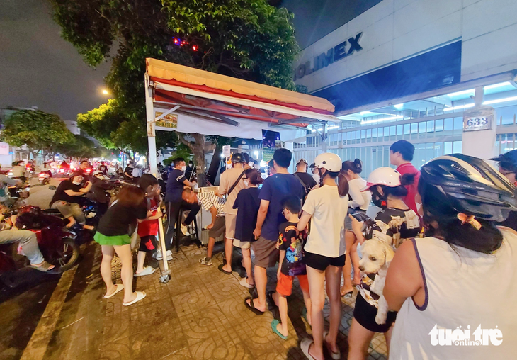 Khách xếp hàng đông đúc mua trà chanh giã tay tại một xe đẩy trên đường Nguyễn Trãi (quận 5)