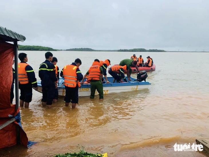 Cảnh sát tìm kiếm người đàn ông mất tích khi đánh cá ở hồ thủy lợi La Ngà - Ảnh: QUANG HÀ