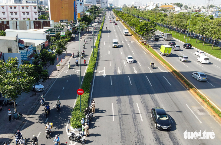 Trong tháng 10 vừa qua, Đội cảnh sát giao thông Hàng Xanh cũng đã lập biên bản 33 trường hợp vi phạm lỗi tương tự. Còn từ ngày 15-12-2022 đã có ít nhất 815 vụ chạy vào đường cấm bị xử lý. Lỗi vi phạm này sẽ bị phạt tiền 500.000 đồng và tước giấy phép lái xe 2 tháng - Ảnh: LÊ PHAN