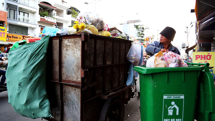 Thói quen trộn chung các loại rác sau khi sử dụng vẫn chưa được cải thiện sau nhiều năm tuyên truyền - Ảnh: PHƯƠNG QUYÊN