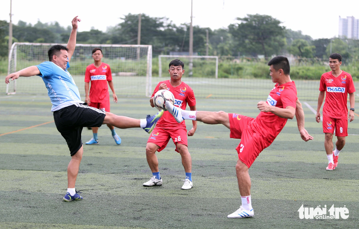 HLV phó Châu Vĩnh Khiêm (trái) cùng các cầu thủ Công đoàn Dầu khí Việt Nam chơi bóng trước khi bước vào buổi tập - Ảnh: N.K