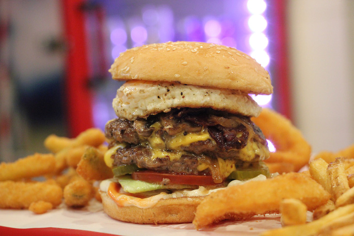 Burger ở tiệm Chuck's Burger của Charlie Tạ - Ảnh: NGỌC ĐÔNG