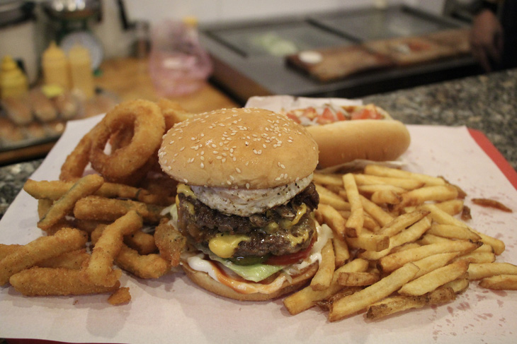 Burger và các món ăn kèm ở Chuck's Burger - Ảnh: NGỌC ĐÔNG