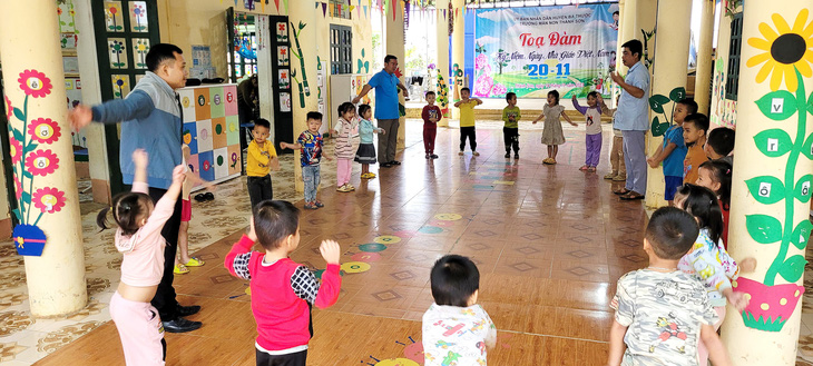 Các thầy giáo Trường mầm non Thành Sơn, huyện Bá Thước (Thanh Hóa) vui chơi cùng các bé