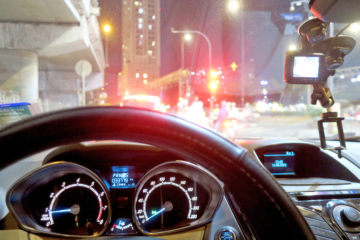 Hiện nay nhiều ô tô cá nhân gắn camera hành trình giúp lái xe kiểm soát tốc độ - Ảnh: T.T.D.