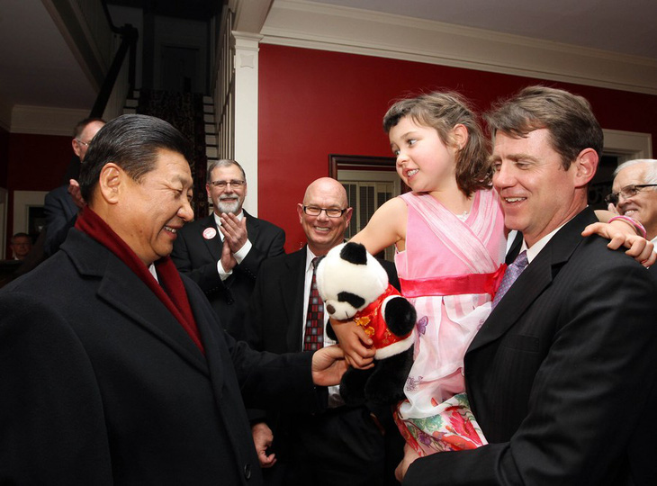 Ông Tập Cận Bình (trái) tặng cháu gái của người bạn cũ Sarah Lande một con búp bê gấu trúc ở thành phố Muscatine, bang Iowa, Mỹ vào ngày 15-2-2012 - Ảnh: TÂN HOA XÃ