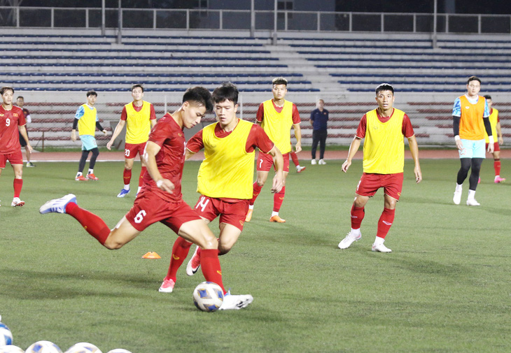 Đội tuyển Việt Nam tập luyện trên sân nhân tạo Rizal Memorial vào tối 13-11 - Ảnh: VFF