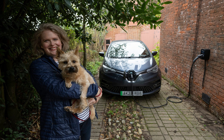 Faith Archer bên cạnh chiếc Renault Zoe chạy điện đang sạc - Ảnh: The Telegraph