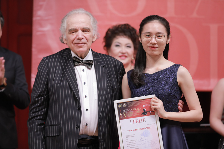 GS Zakhar Bron trao giải nhất cho Khánh Vân - Ảnh: Nghệ sĩ cung cấp