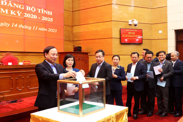 Các đại biểu bỏ phiếu nhất trí giới thiệu cán bộ nhằm kiện toàn nhân sự chủ chốt của tỉnh Quảng Ninh - Ảnh: THU CHUNG