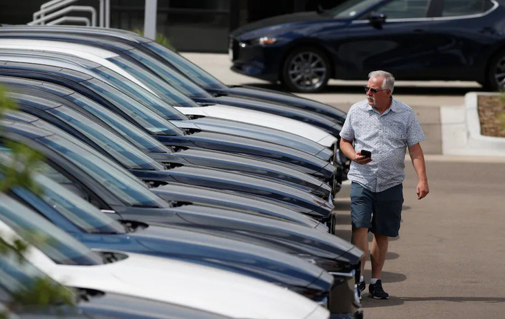 Nhiều người tìm mua xe điện, khi tới đại lý xem xe, được khuyến khích... quay về mua xe xăng - Ảnh: The Washington Post