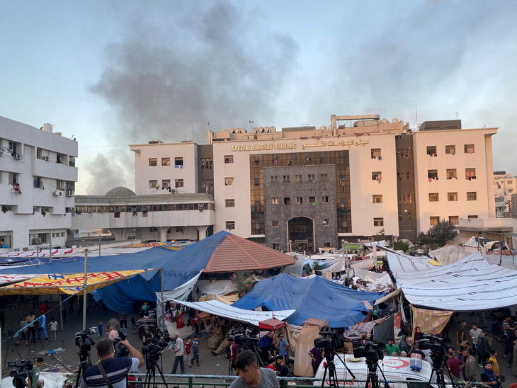 Khói bốc lên ở khu vực trú ẩn của người Palestine tại Bệnh viện Al-Shifa giữa giao tranh Israel và Hamas - Ảnh: REUTERS