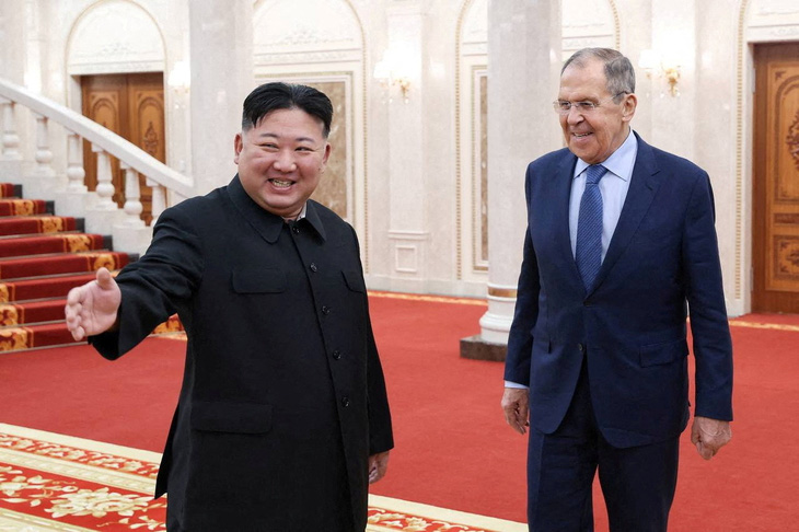 Nhà lãnh đạo Triều Tiên Kim Jong Un (trái) gặp Ngoại trưởng Nga Sergei Lavrov ở Bình Nhưỡng, ngày 19-10-2023 - Ảnh: REUTERS